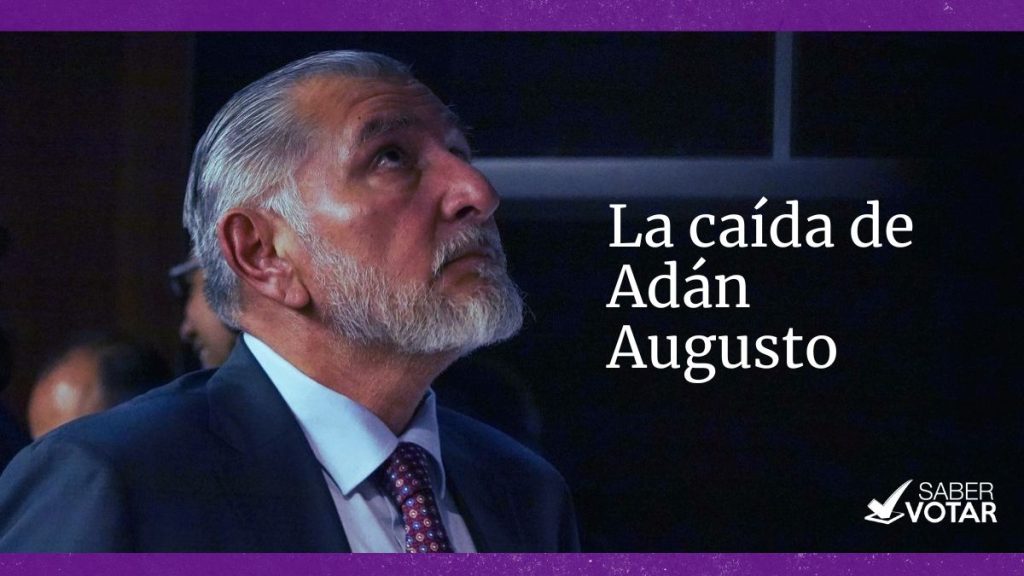 Adán Augusto López mirando hacia arriba en un evento político, con expresión seria. Imagen ilustrativa del artículo sobre su caída política.